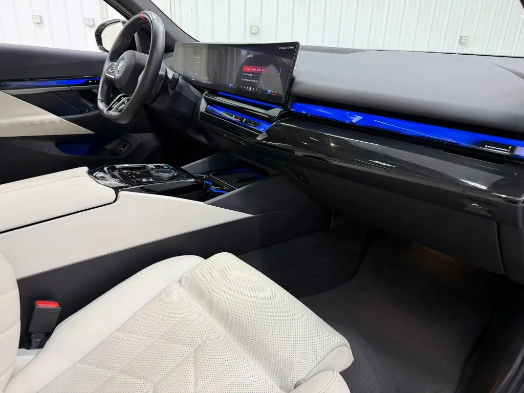BMW i5 photo 14