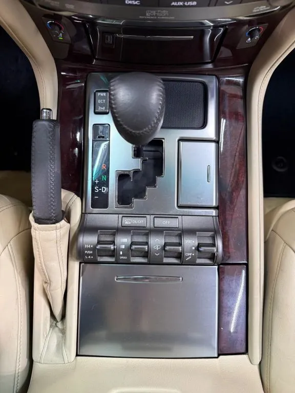 Lexus LX photo 29
