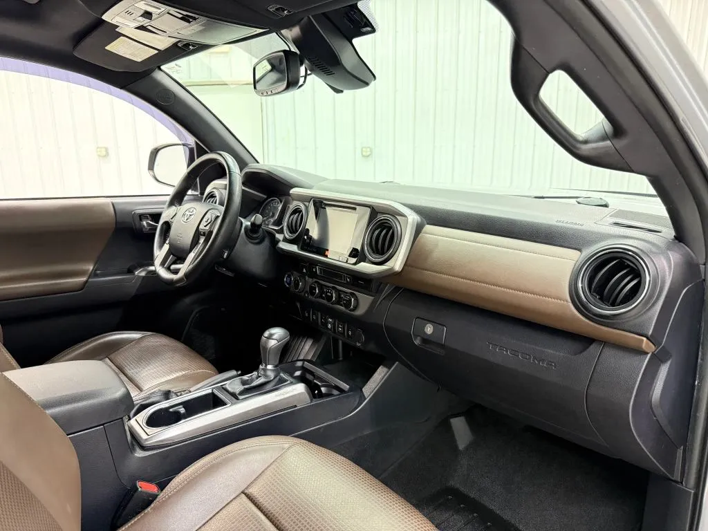 Toyota Tacoma photo 14