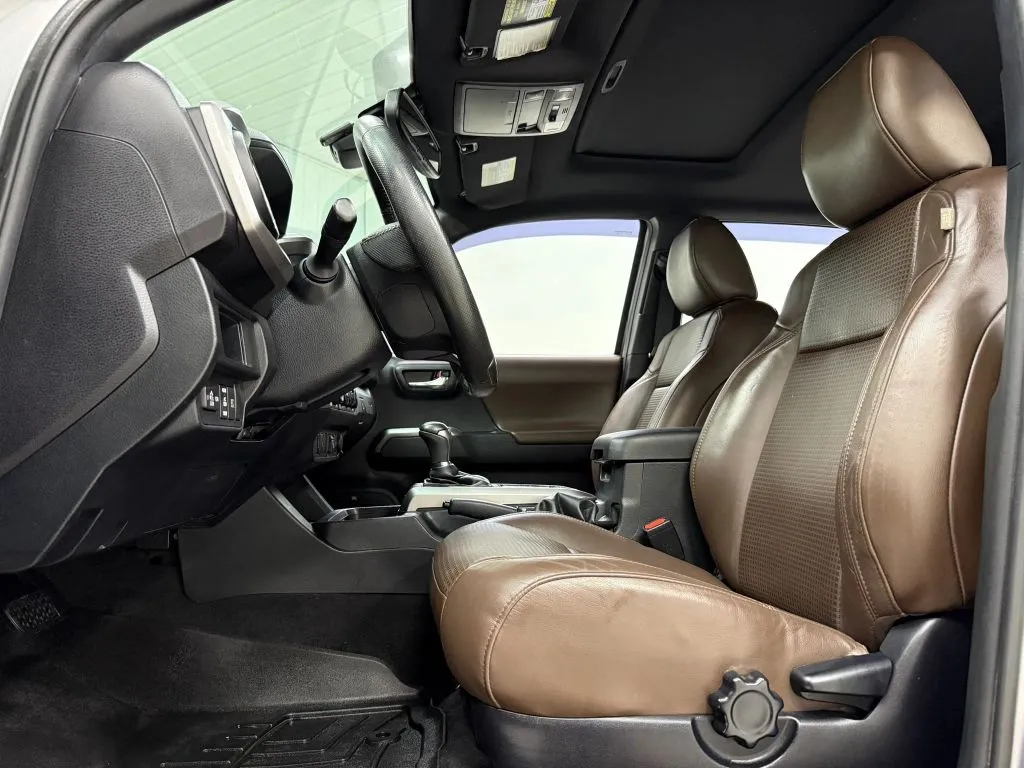 Toyota Tacoma photo 15