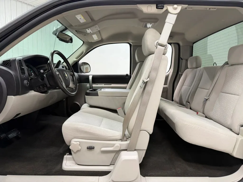 Chevrolet Silverado photo 17