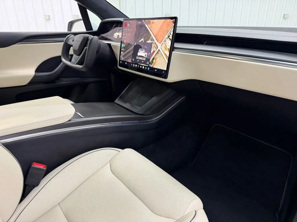 Tesla Model X photo 14