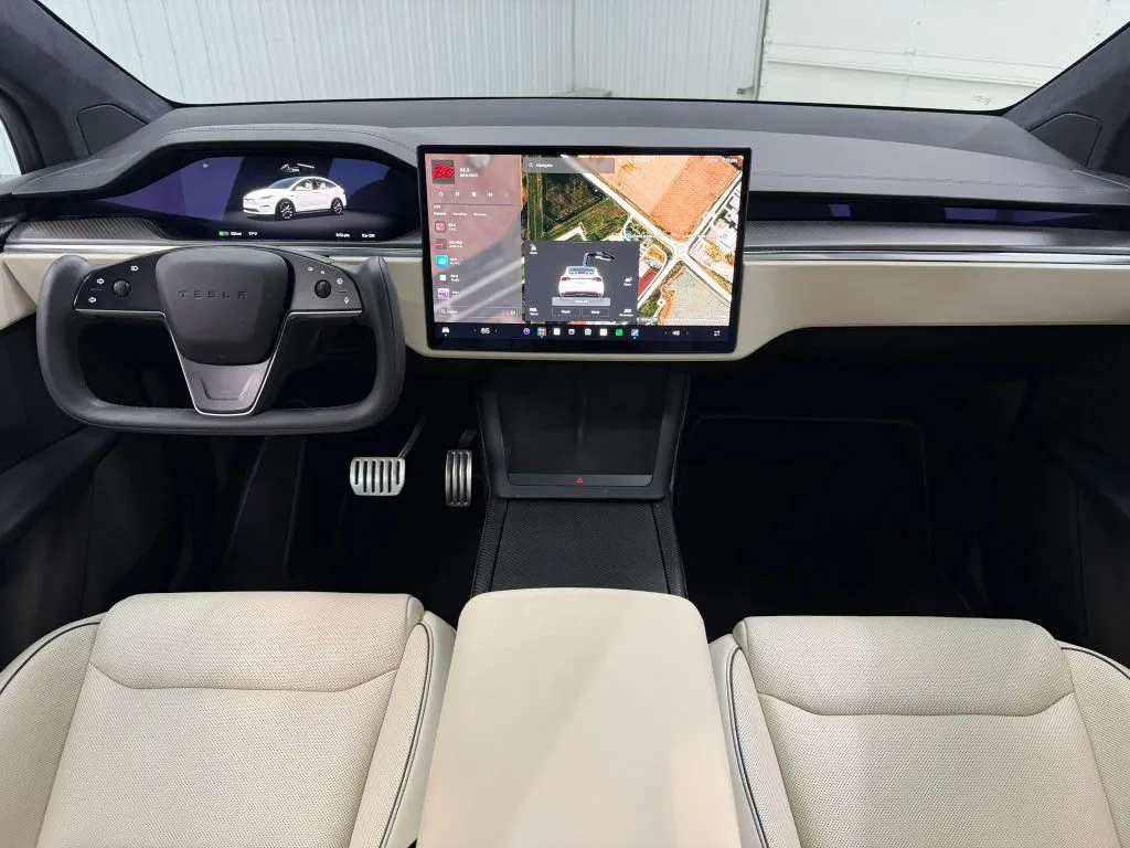 Tesla Model X photo 13