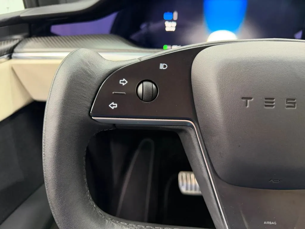 Tesla Model X photo 33