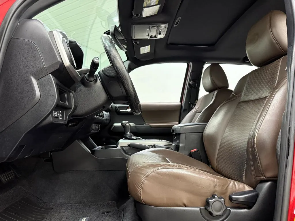 Toyota Tacoma photo 15