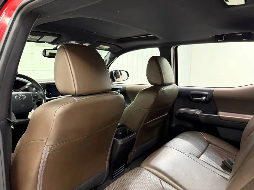 Toyota Tacoma photo 16