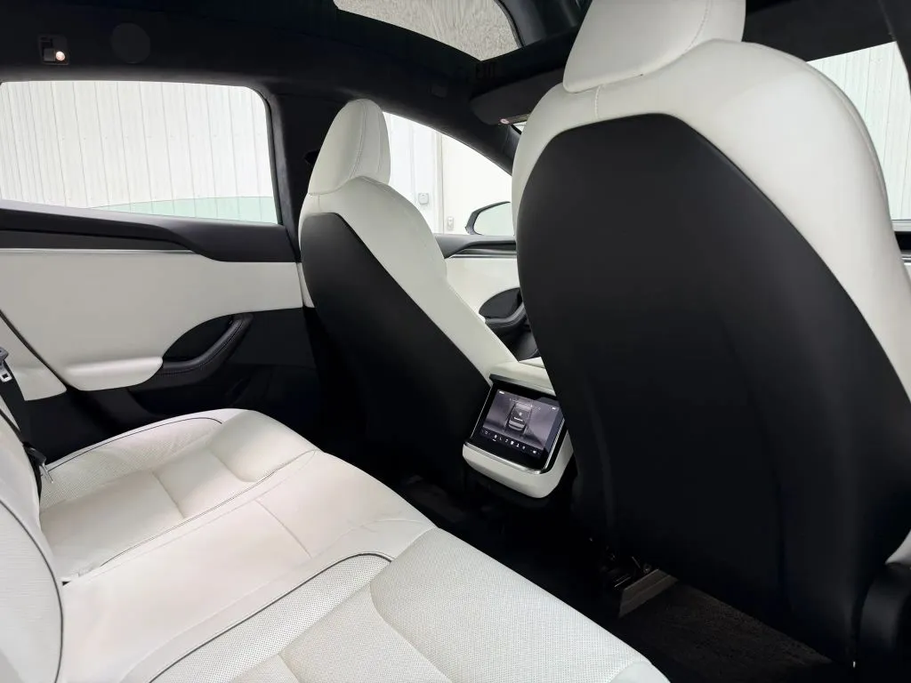 Tesla Model S photo 19
