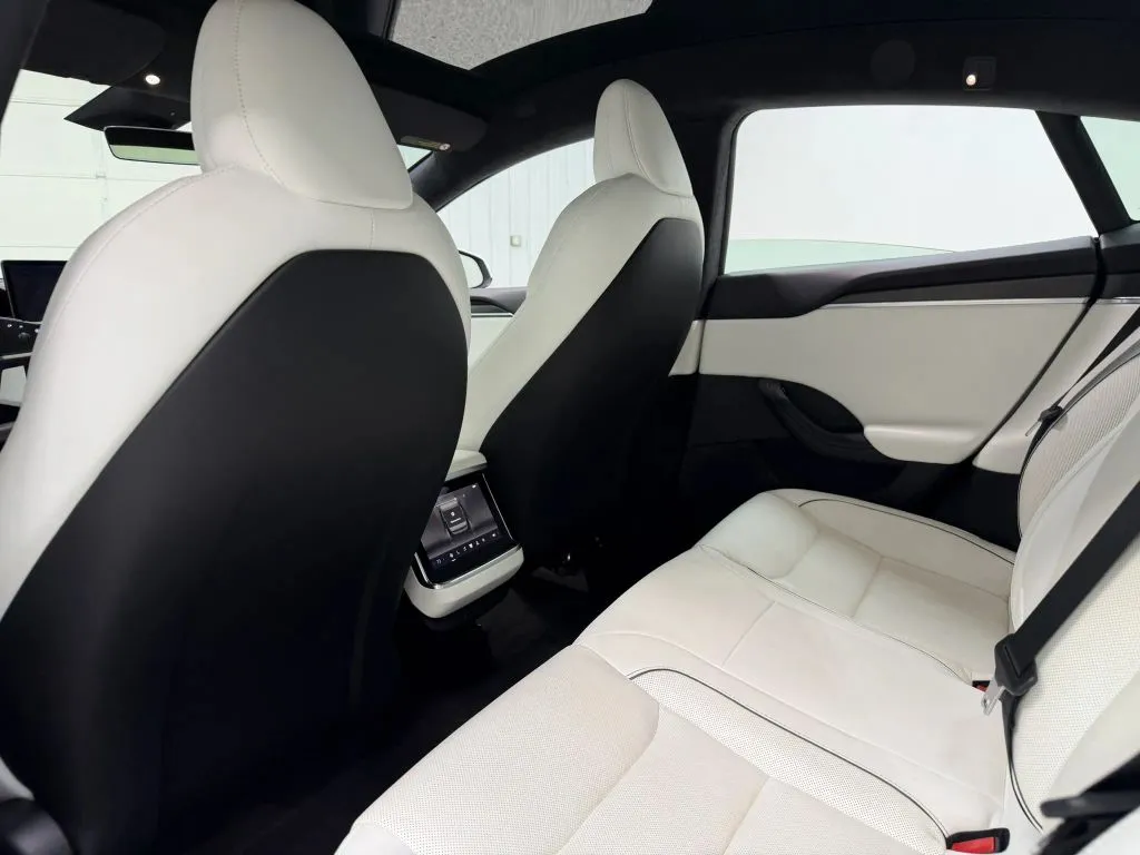 Tesla Model S photo 17