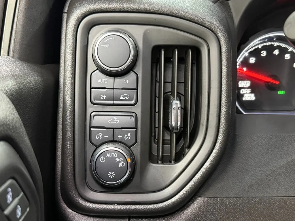Chevrolet Silverado photo 26