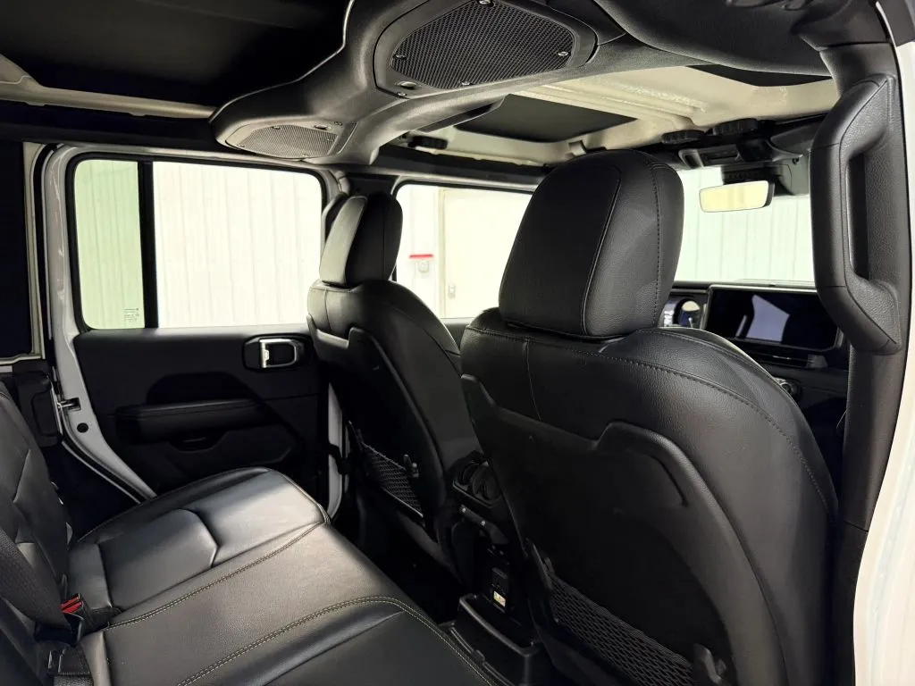 Jeep Wrangler photo 18