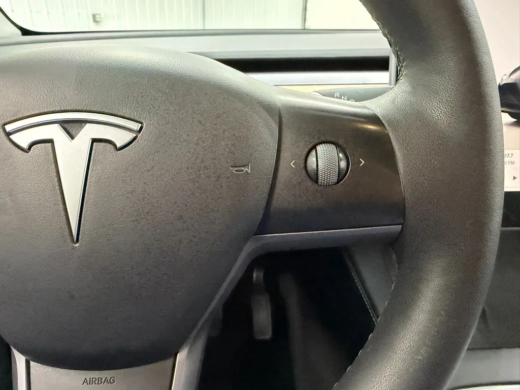 Tesla Model Y photo 27