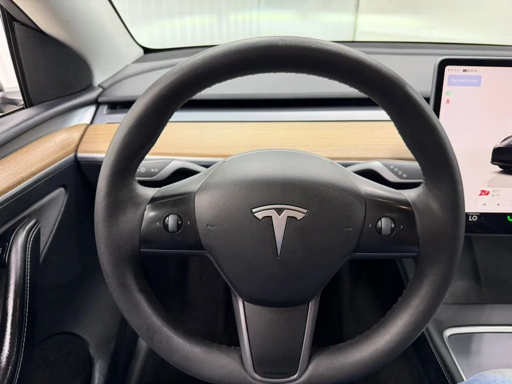 Tesla Model Y photo 20
