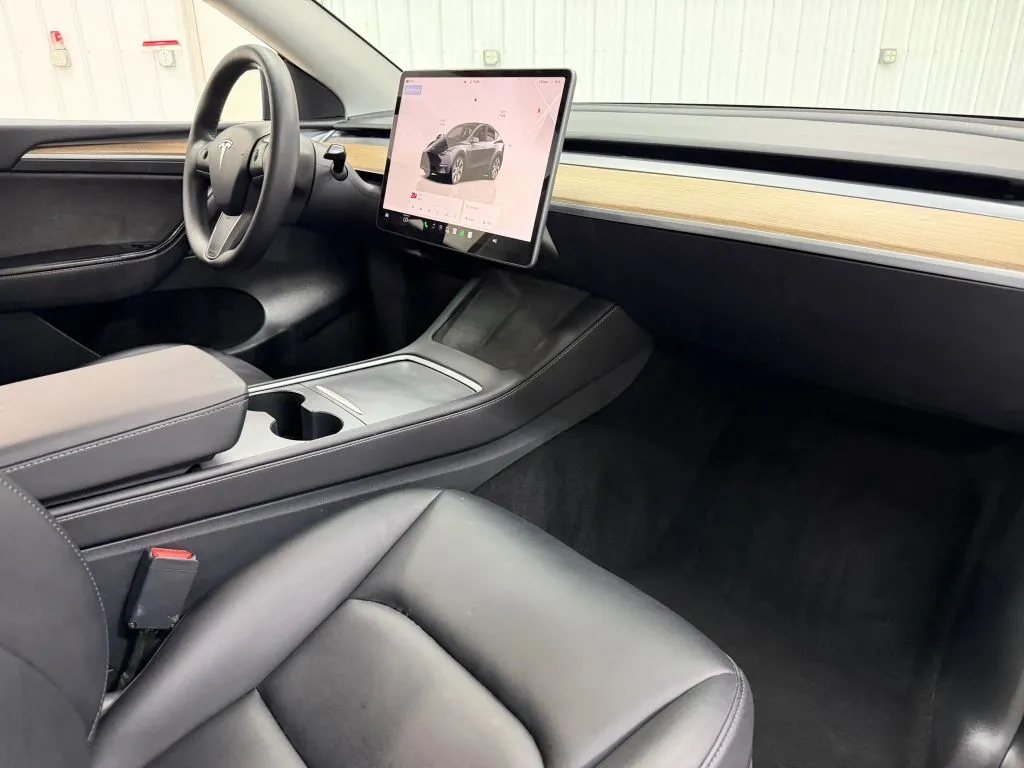 Tesla Model Y photo 14