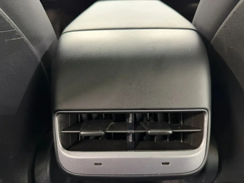 Tesla Model Y photo 19