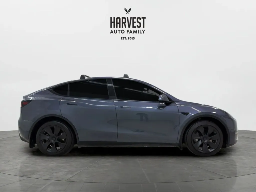 Tesla Model Y photo 8