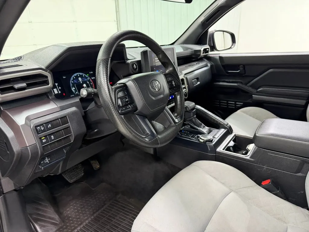 Toyota Tacoma photo 12