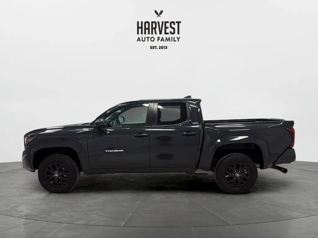 Toyota Tacoma photo 2