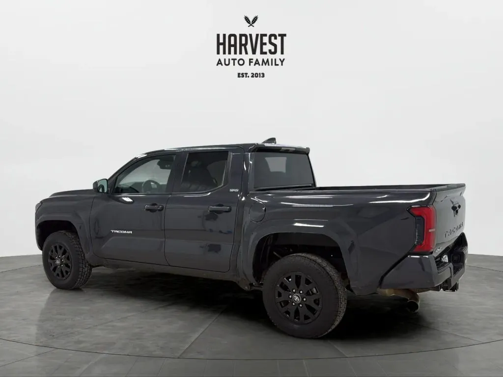 Toyota Tacoma photo 3