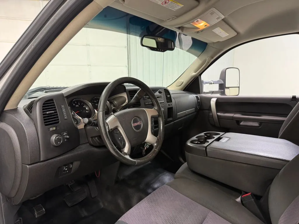 GMC Sierra photo 12