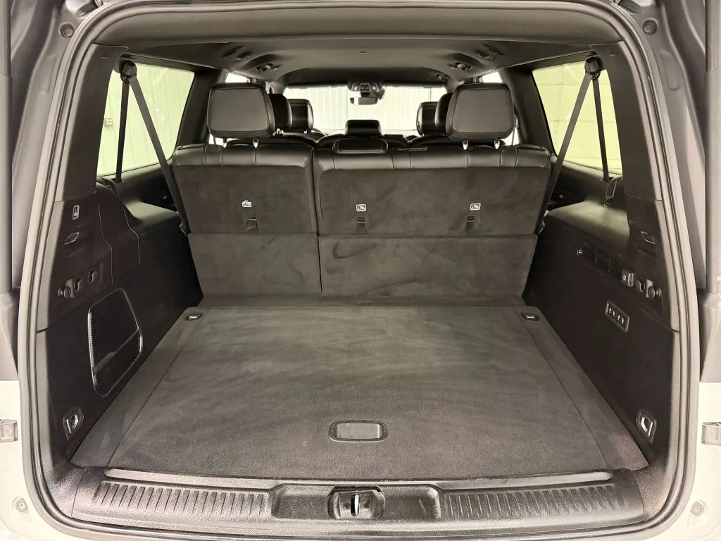 Jeep Wagoneer L photo 18