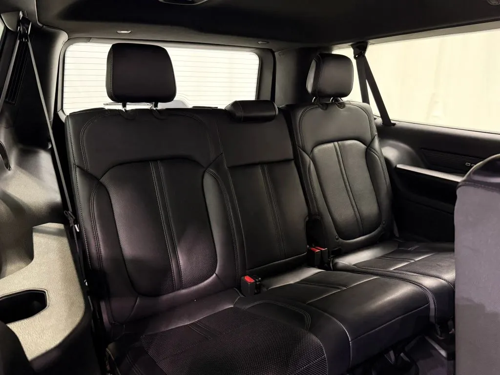 Jeep Wagoneer L photo 19