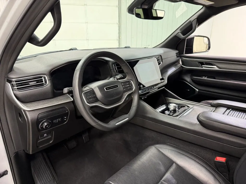 Jeep Wagoneer L photo 12