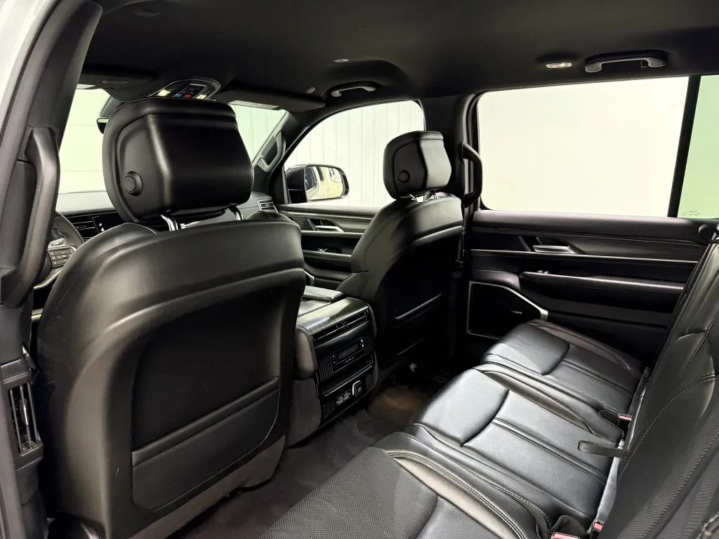 Jeep Wagoneer L photo 16