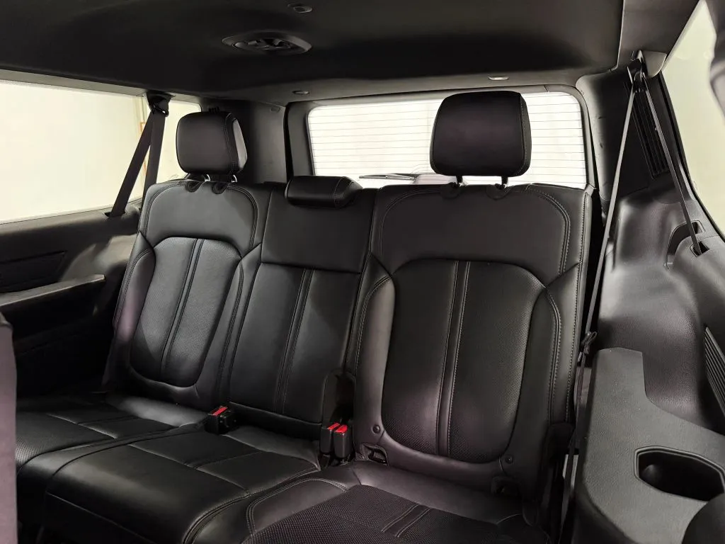 Jeep Wagoneer L photo 17