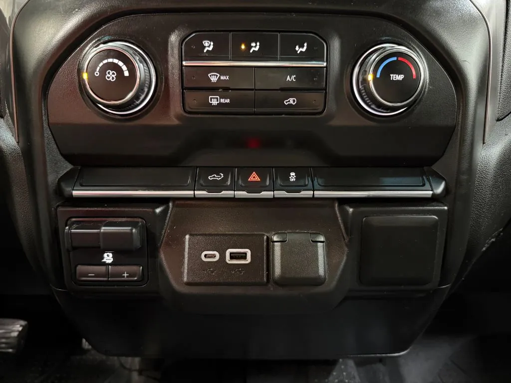 Chevrolet Silverado photo 24