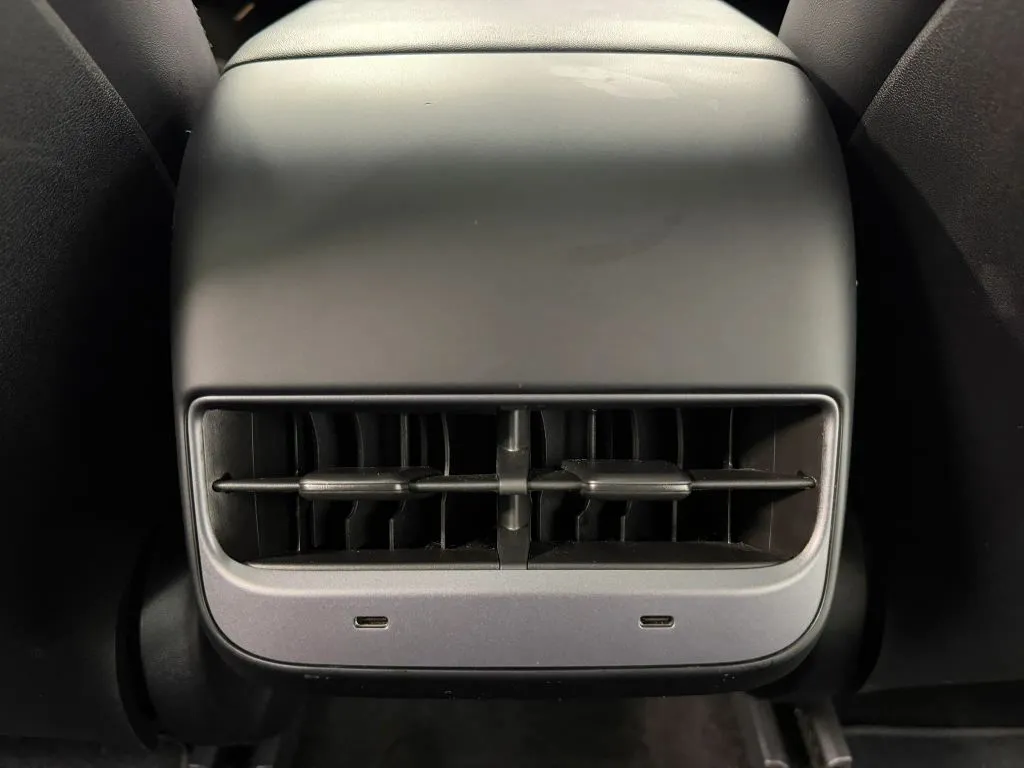 Tesla Model Y photo 19