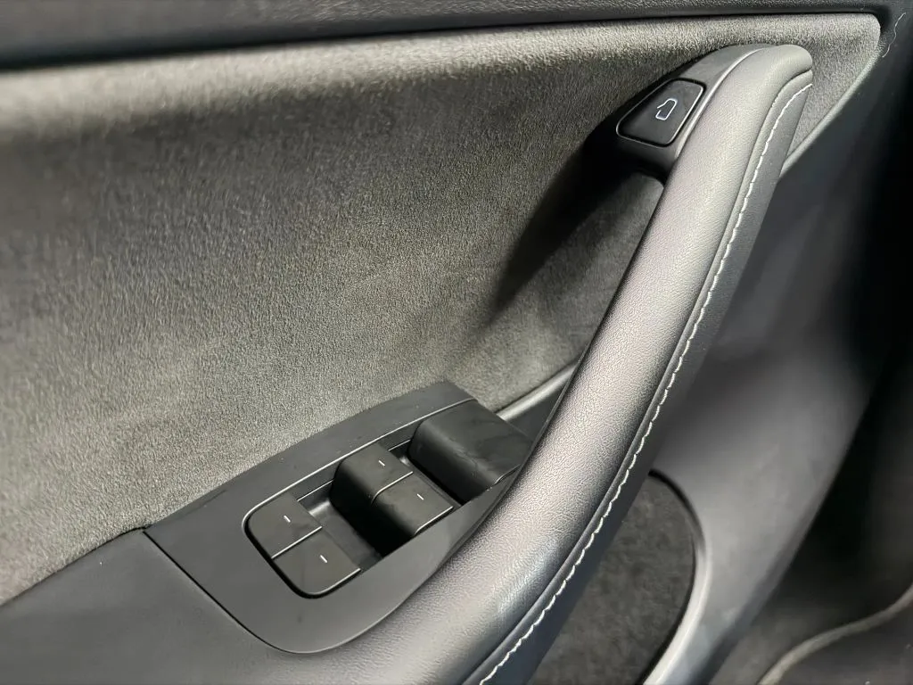 Tesla Model Y photo 27