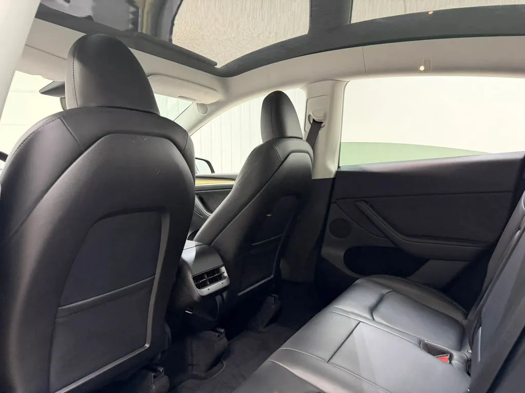 Tesla Model Y photo 16