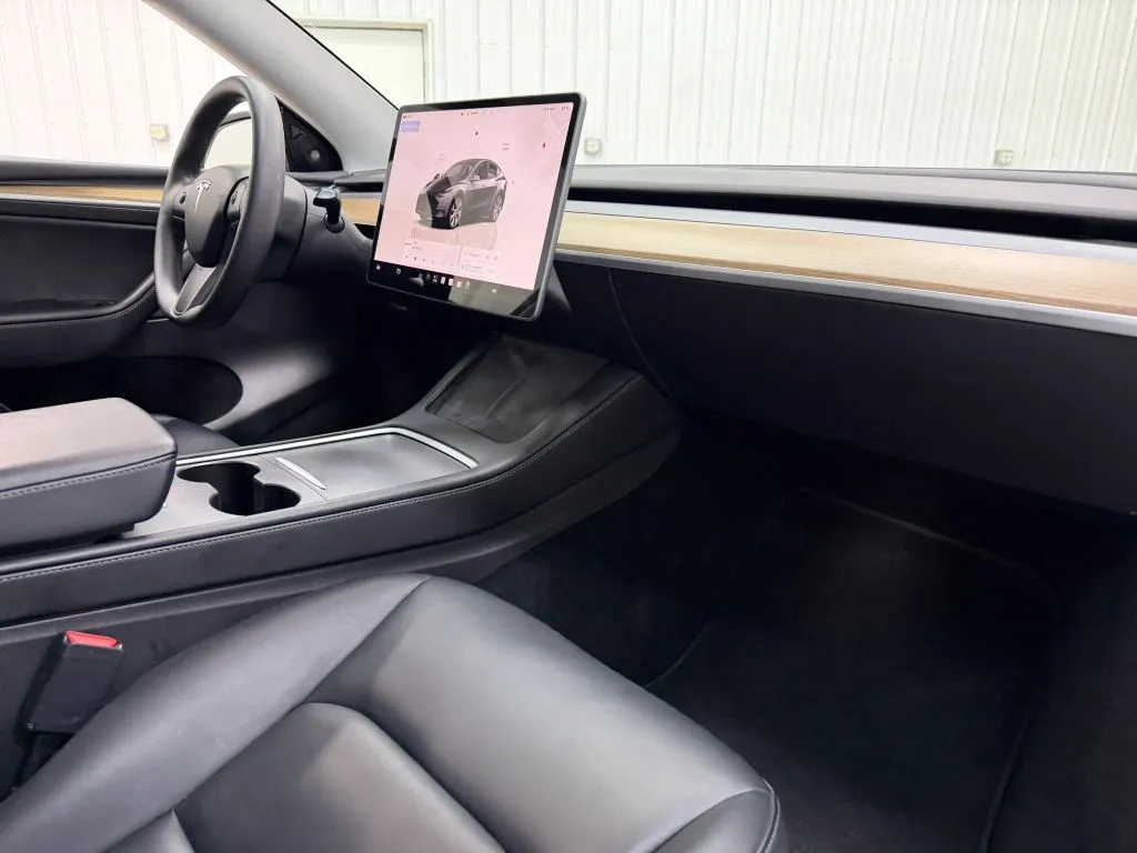 Tesla Model Y photo 14