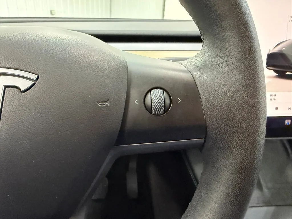Tesla Model Y photo 29
