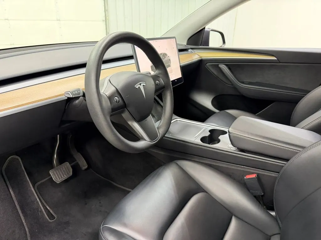 Tesla Model Y photo 12