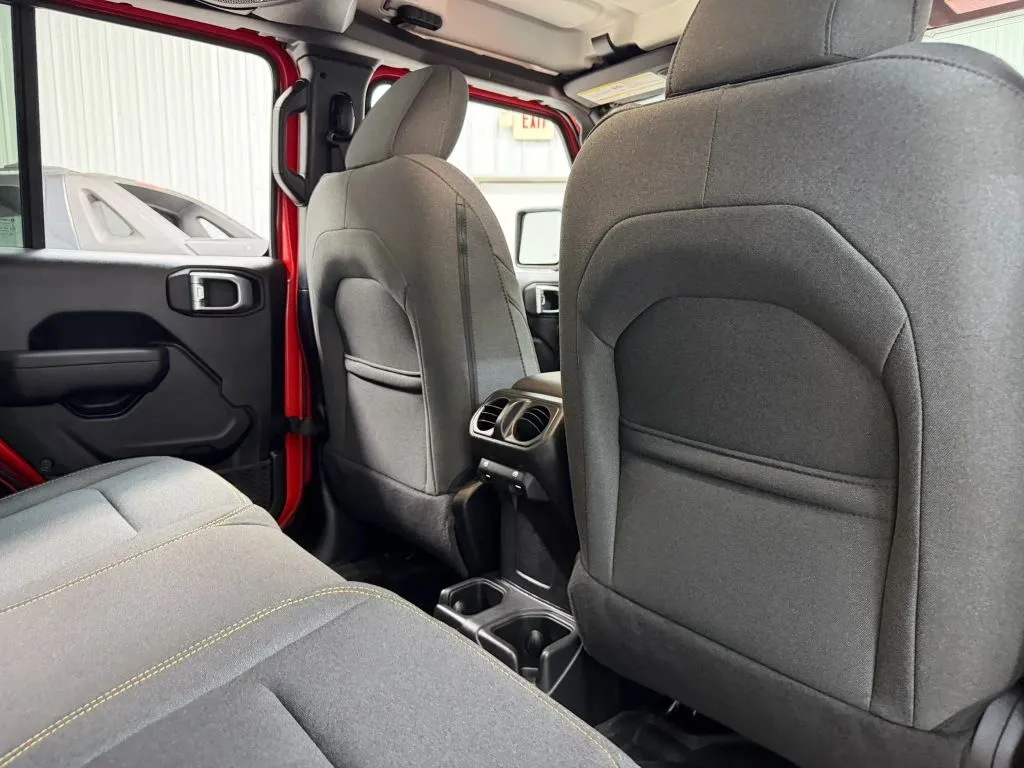 Jeep Wrangler photo 18