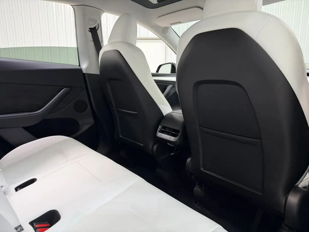 Tesla Model Y photo 18