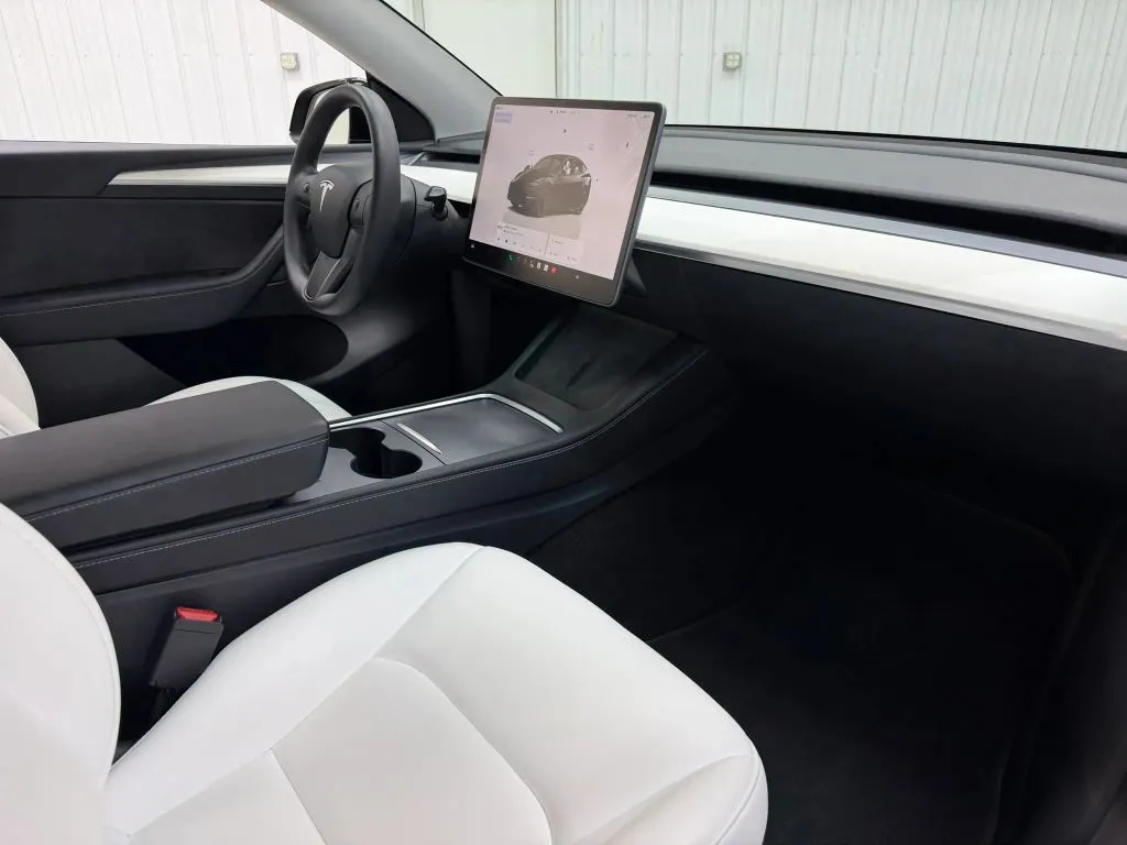 Tesla Model Y photo 14