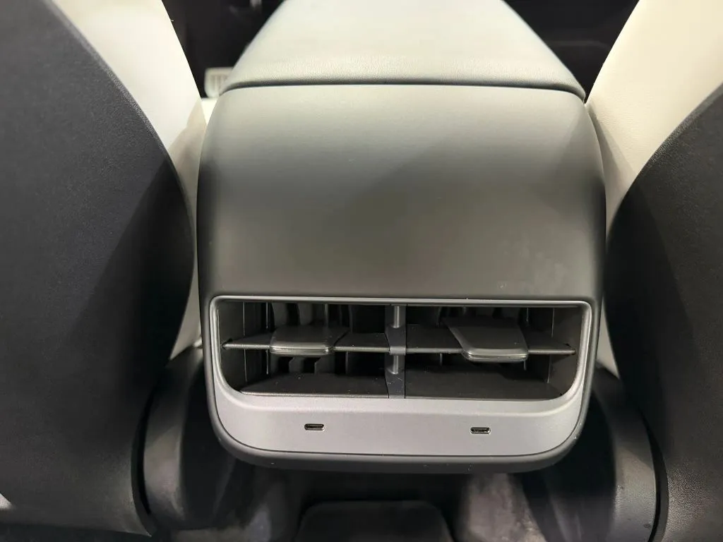 Tesla Model Y photo 19