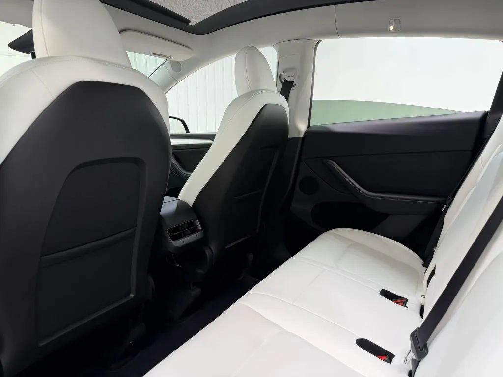 Tesla Model Y photo 16