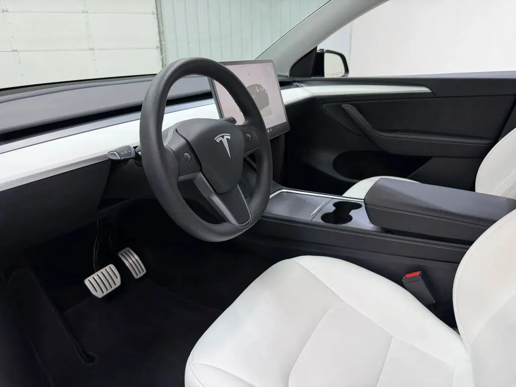 Tesla Model Y photo 12