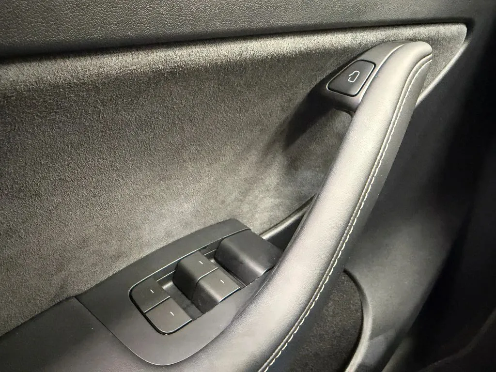 Tesla Model Y photo 26