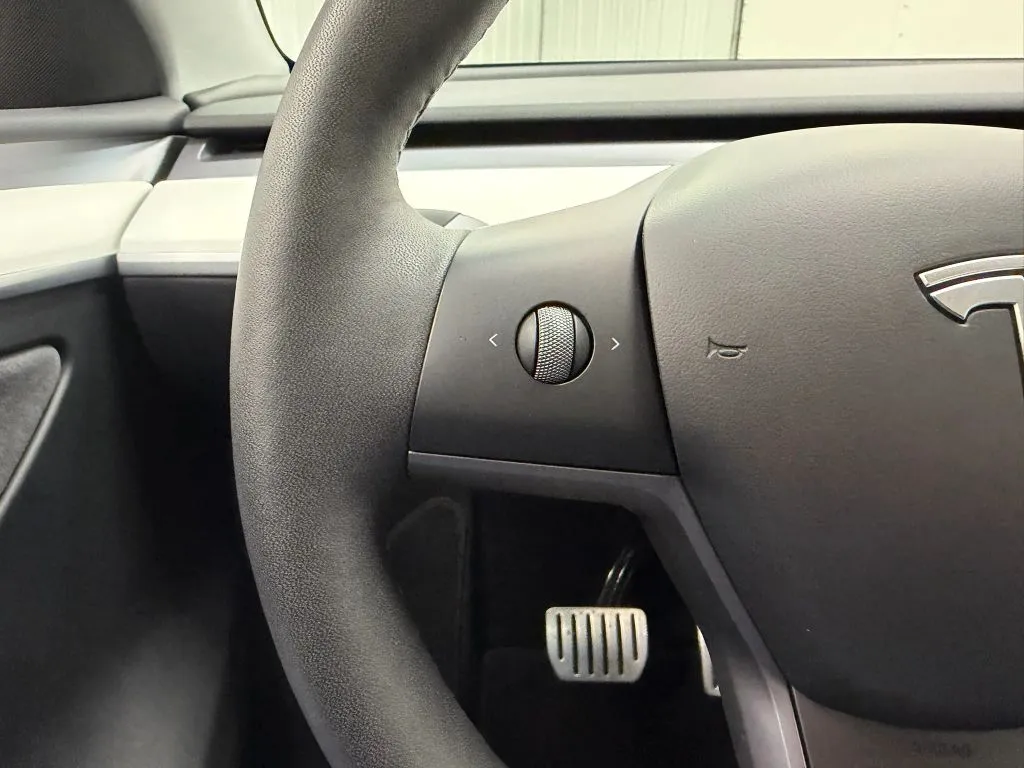 Tesla Model Y photo 27