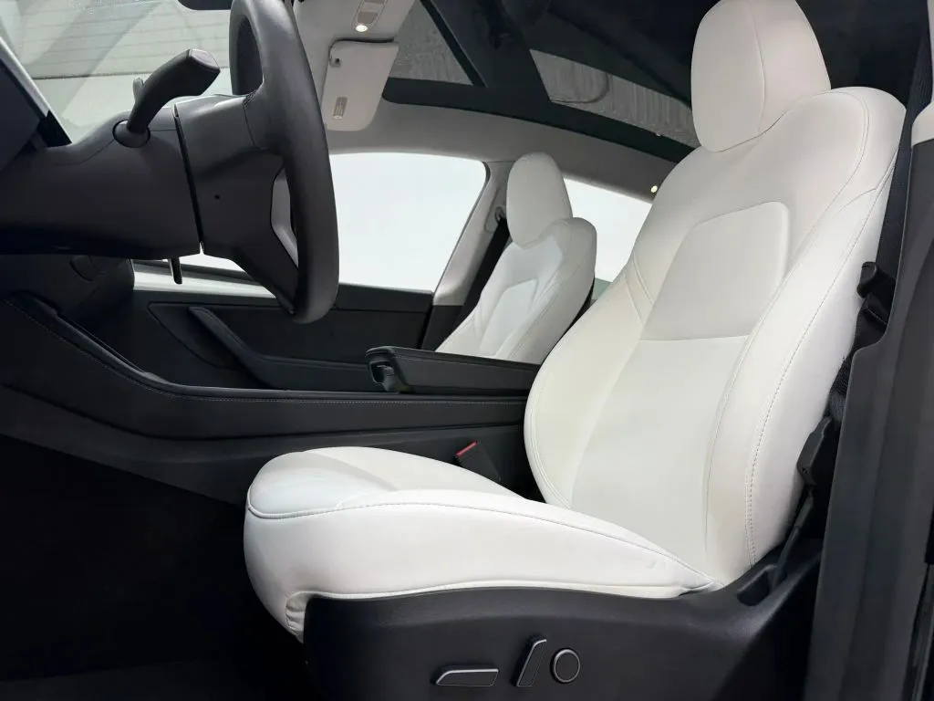 Tesla Model Y photo 15