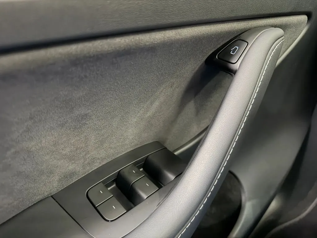 Tesla Model Y photo 27