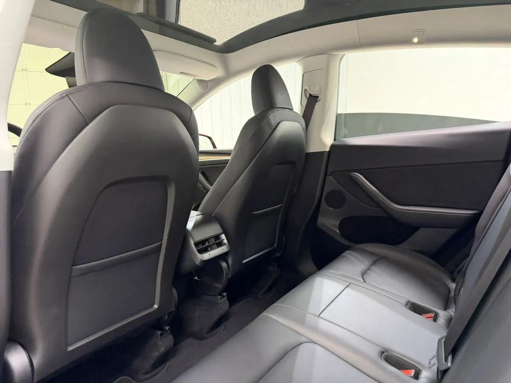 Tesla Model Y photo 16