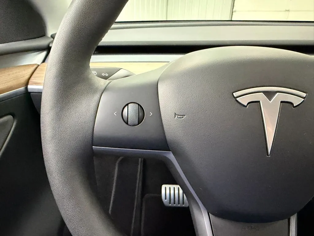 Tesla Model Y photo 28