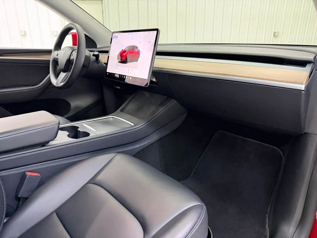 Tesla Model Y photo 14