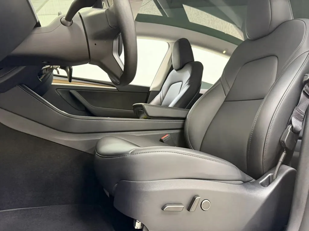 Tesla Model Y photo 15