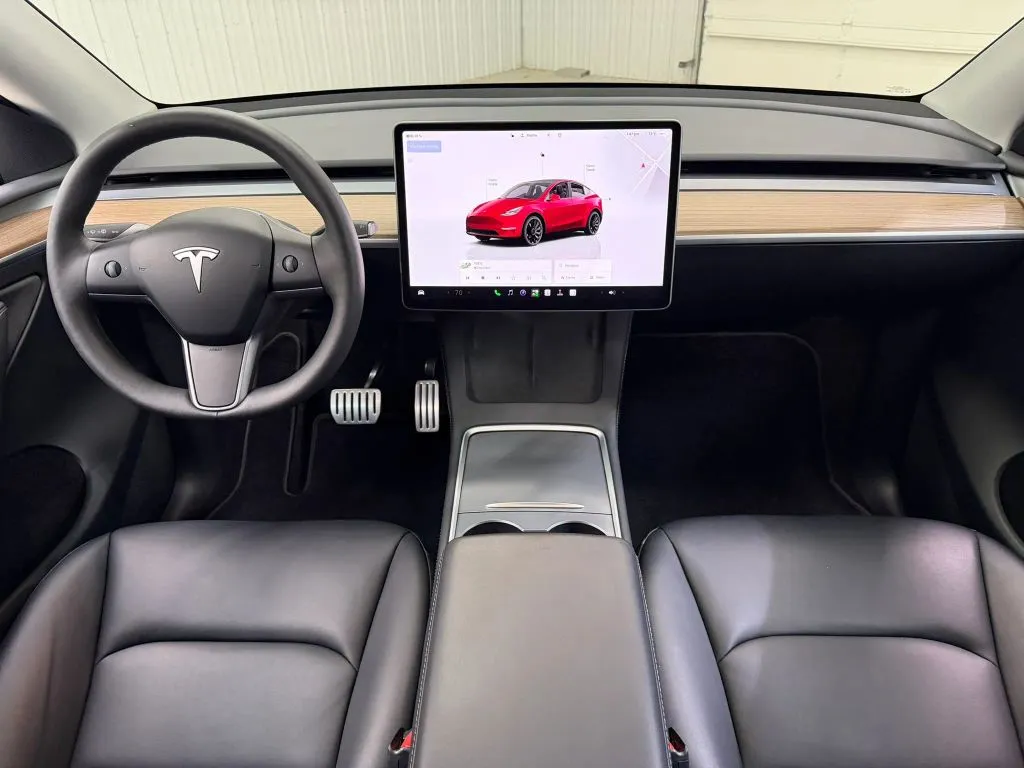 Tesla Model Y photo 13